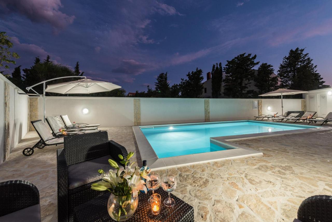 Villa Star 4 Luxury Apartment With A Pool Новаля Екстериор снимка